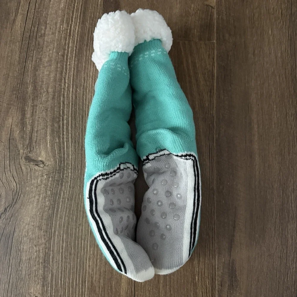 NWT Teal And White Grip‎ Bottom Sneaker Socks Fleece Lined One Size